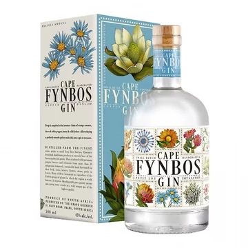 Átlátszó üveg átlátszó itallal, fehér címke virágokkal, Cape Fynbos Gin felirattal, mellette az ital kék-fehér doboza
