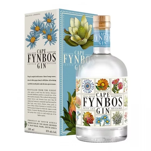 Átlátszó üveg átlátszó itallal, fehér címke virágokkal, Cape Fynbos Gin felirattal, mellette az ital kék-fehér doboza